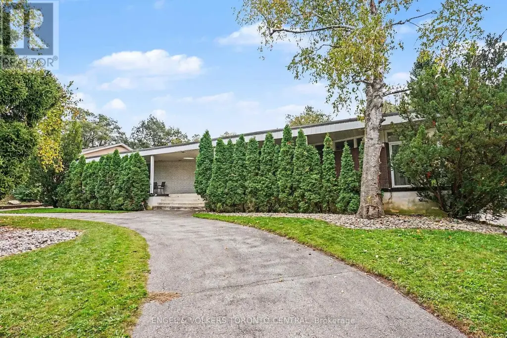 11 Suncrest Drive, Toronto (Bridle Path-Sunnybrook-York Mills)