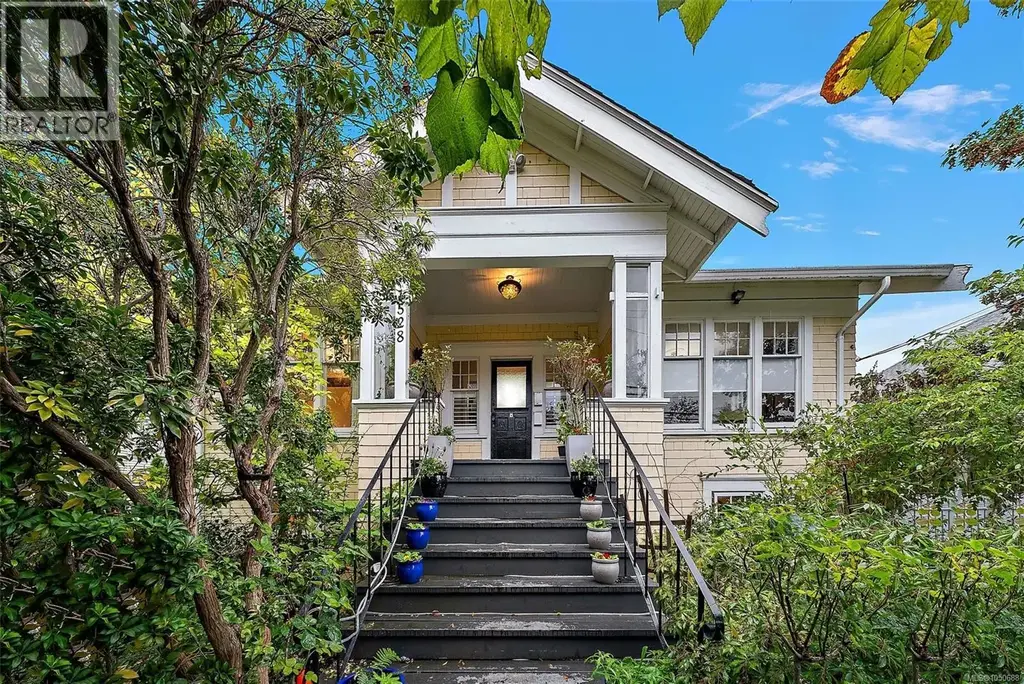 1528 Foul Bay Rd, Victoria