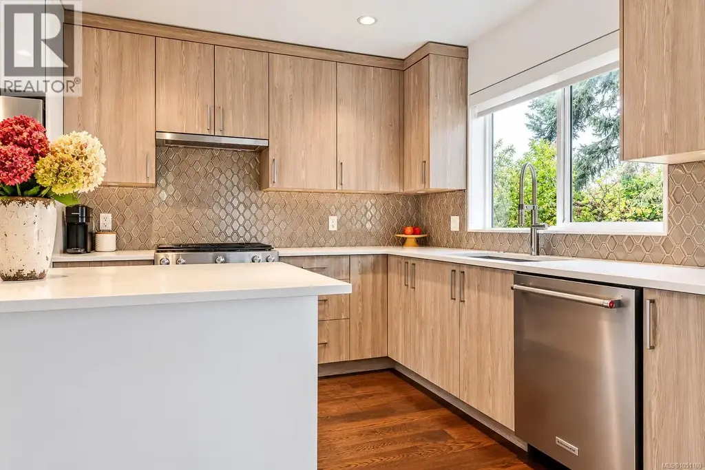 7 1032 Cloverdale Ave, Saanich