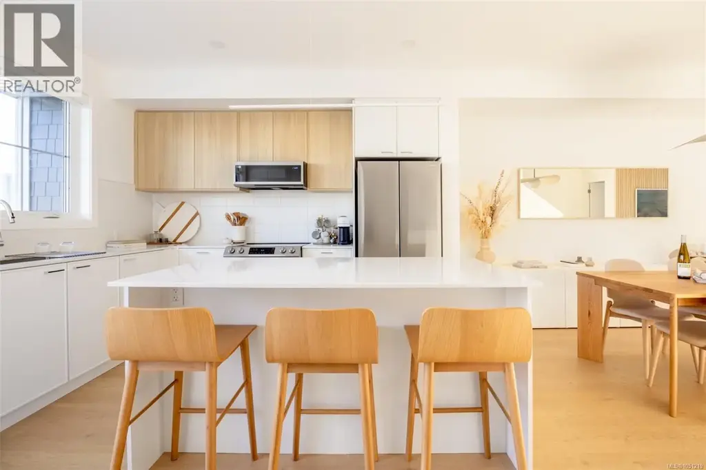 Th9 3450 Whittier Ave, Saanich