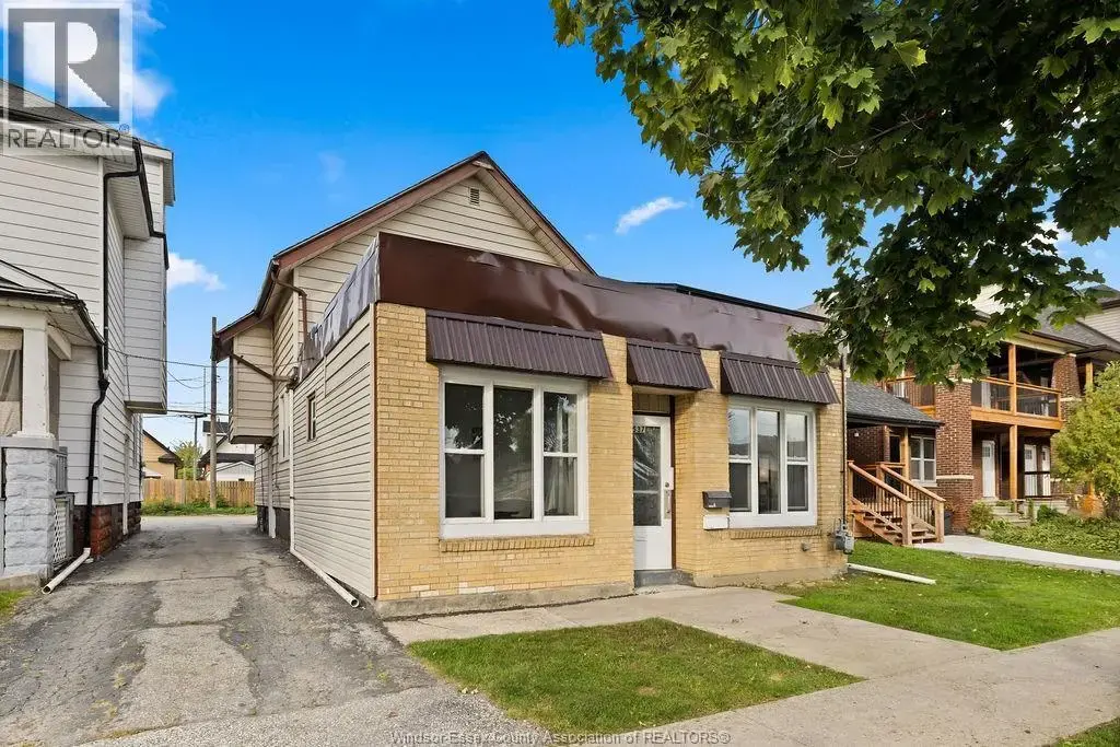 1537 Howard, Windsor