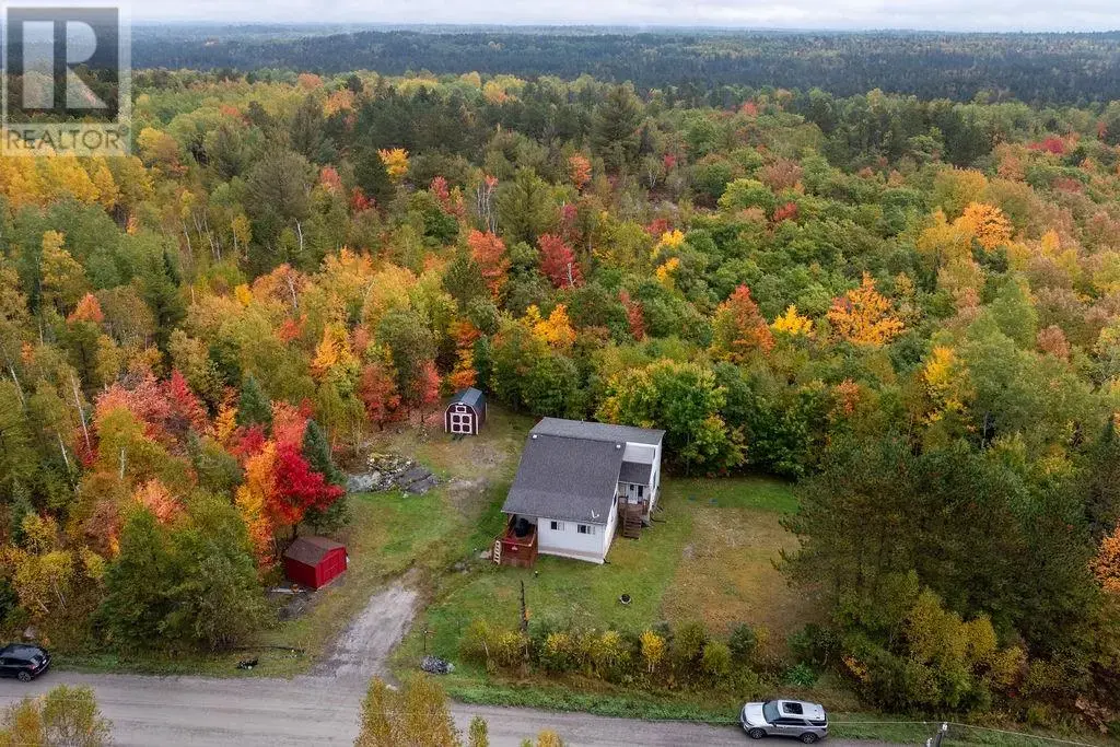 1085 St. Cloud Road, Wahnapitae