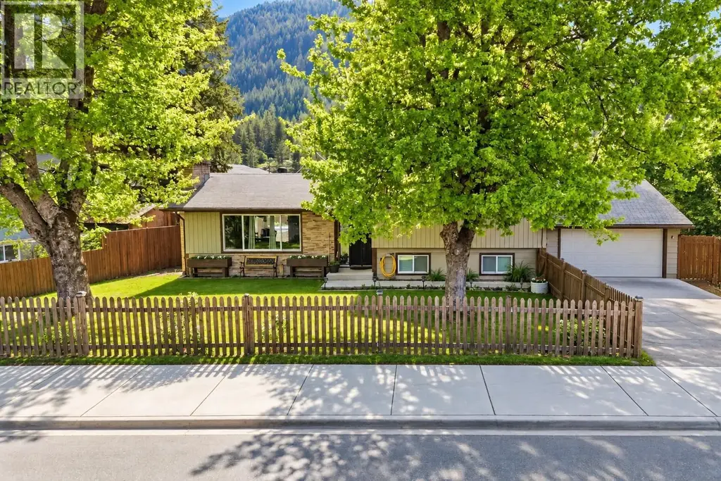 606 Riverside Avenue, Sicamous