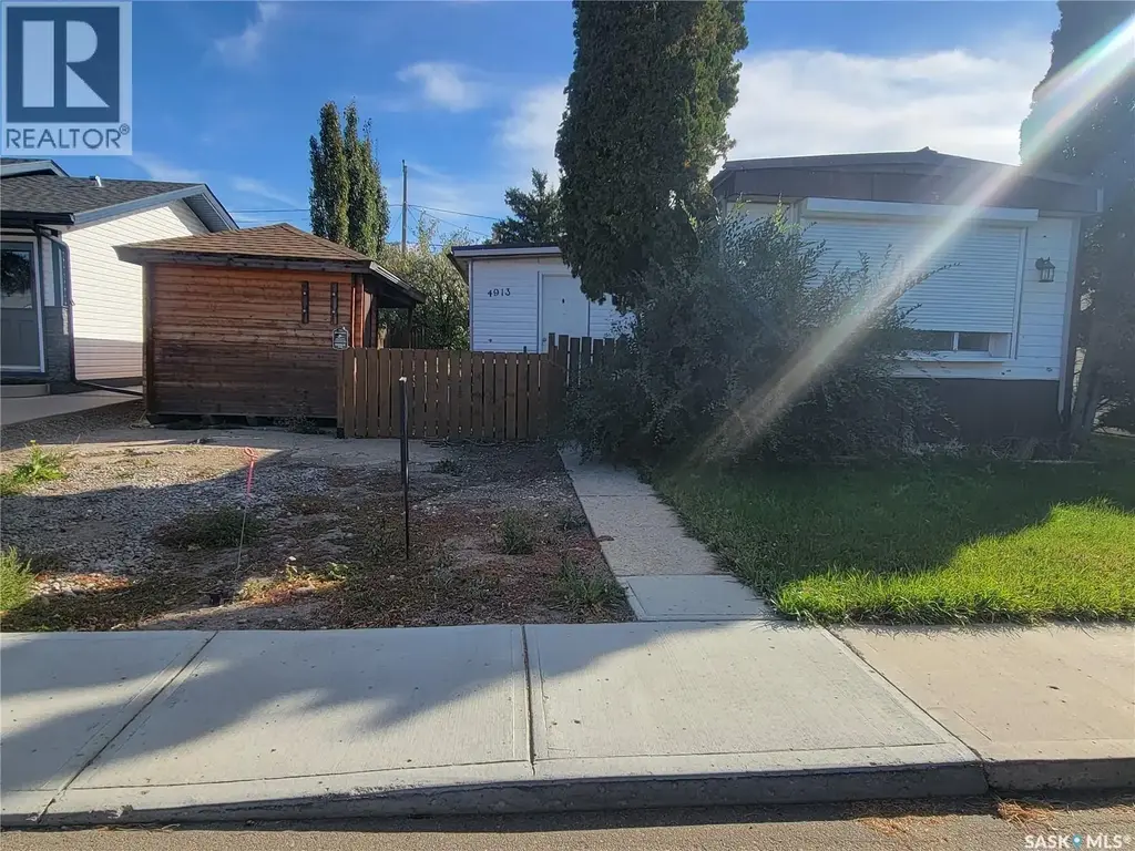 4913 48th Street E, Macklin