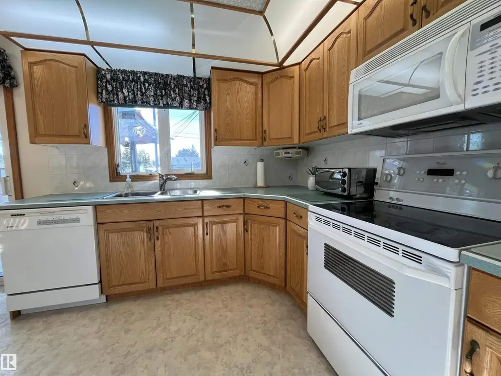 16131 110b Av Nw, Edmonton