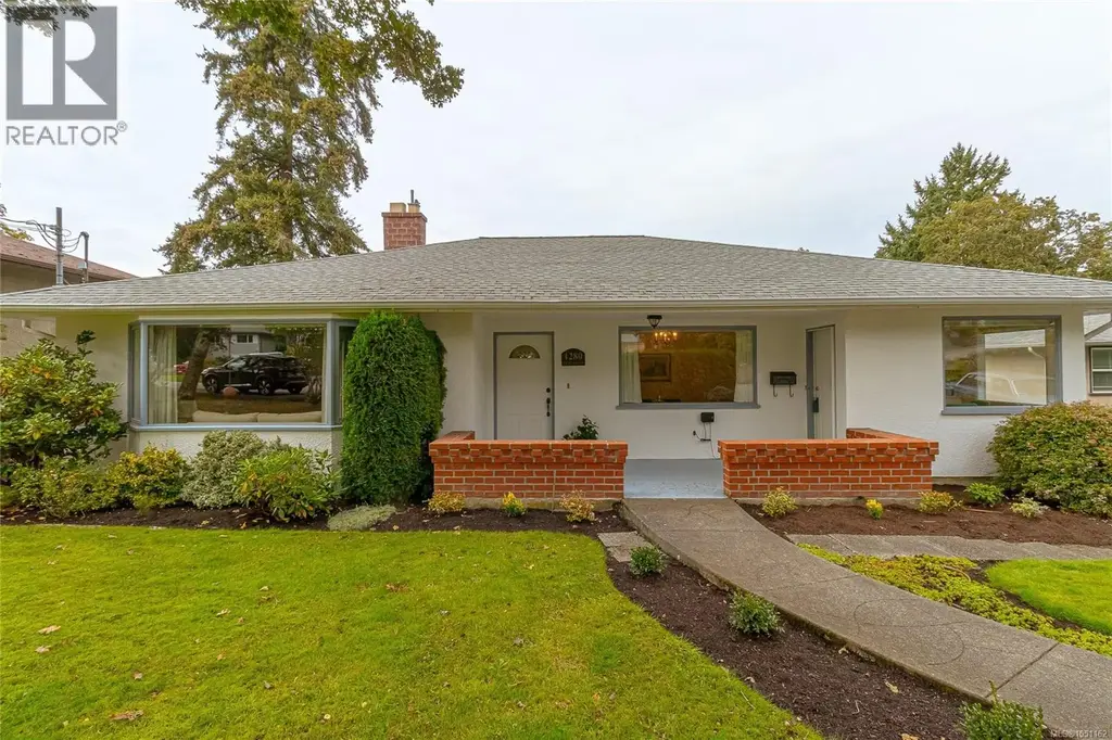 1280 Tracksell Ave, Saanich