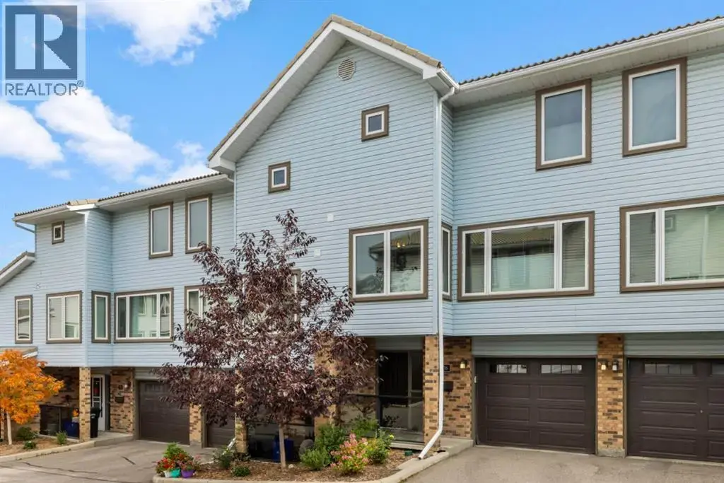 76 Coachway Gardens Sw, Calgary