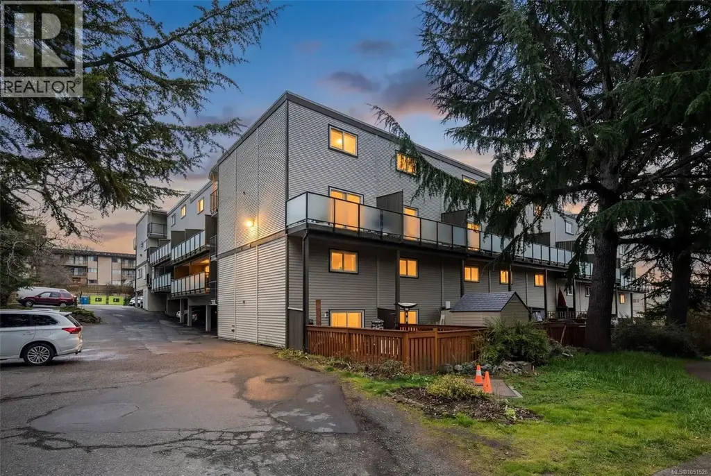 207 991 Cloverdale Ave, Saanich