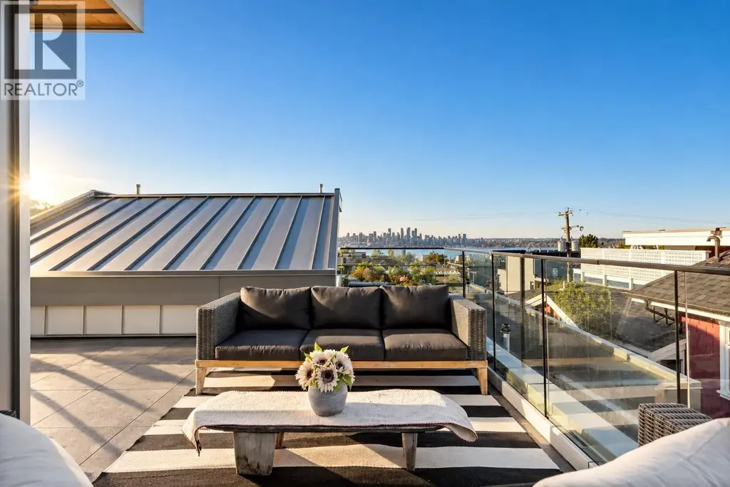 2 233 W 5th Street, North Vancouver