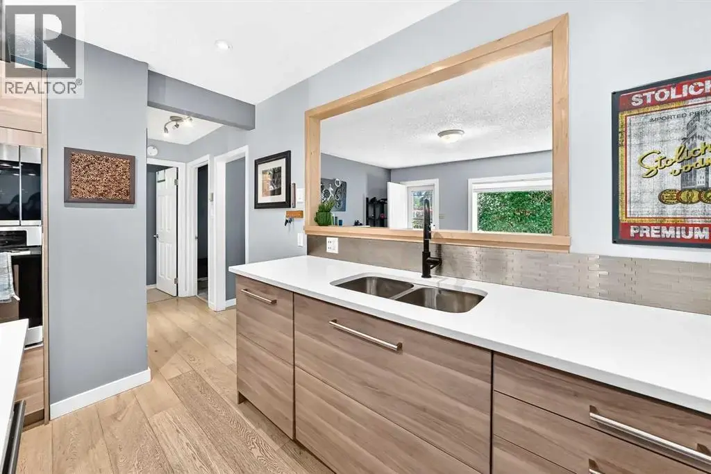 8512 33 Avenue Nw, Calgary