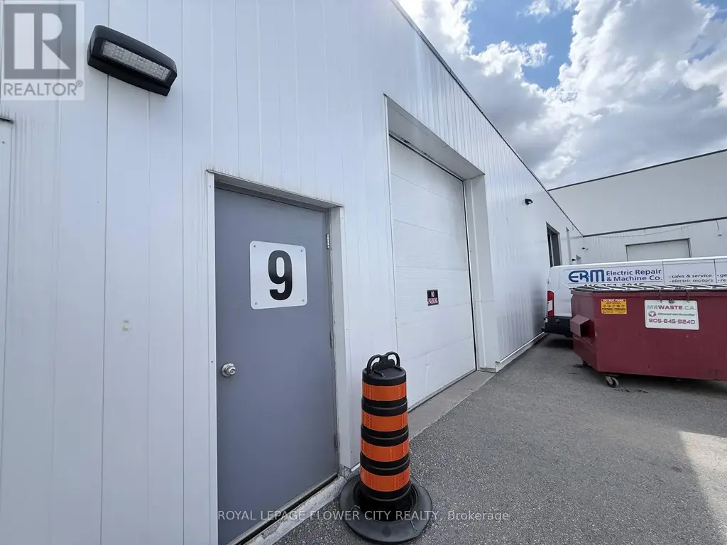 9 - 37 Stoffel Drive, Toronto (West Humber-Clairville)