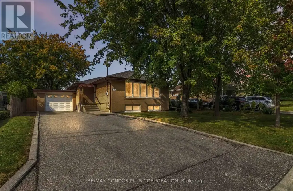122 Wyndale Drive, Toronto (Maple Leaf)