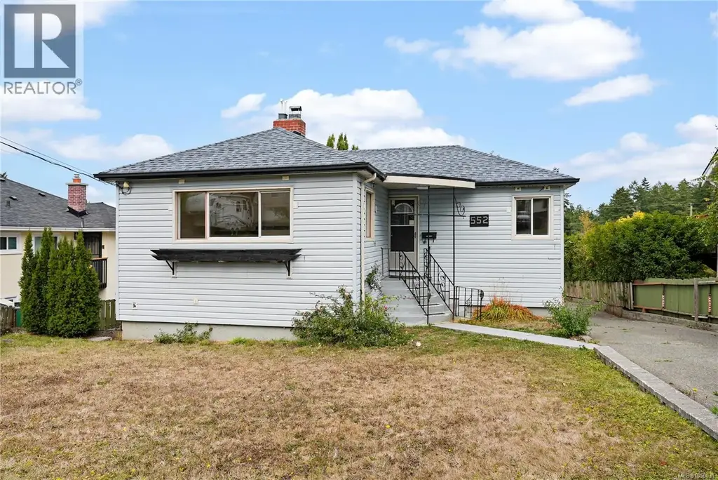 552 Davida Ave, Saanich