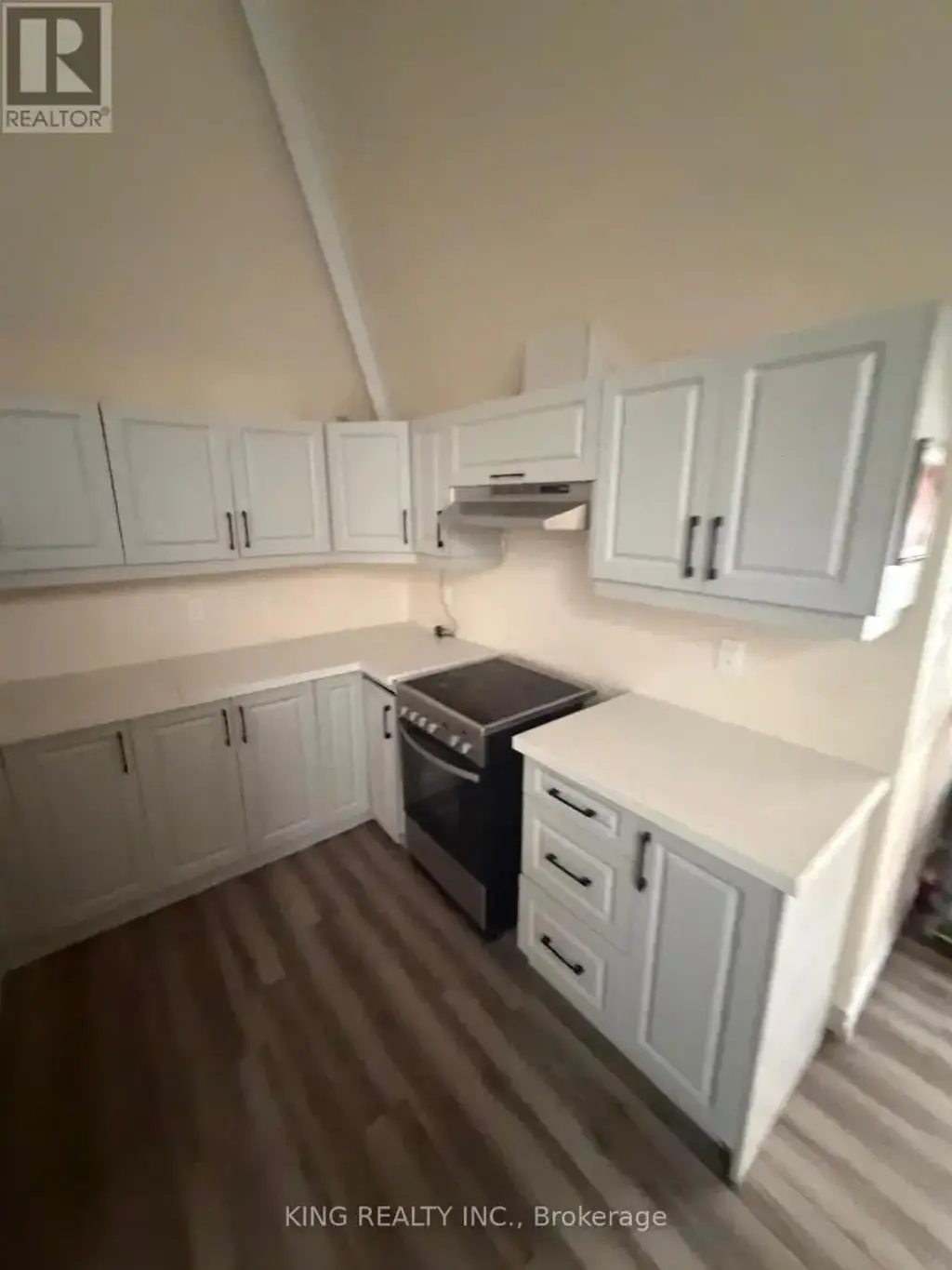 Upper - 544 Dundas Street E, London East (East F)