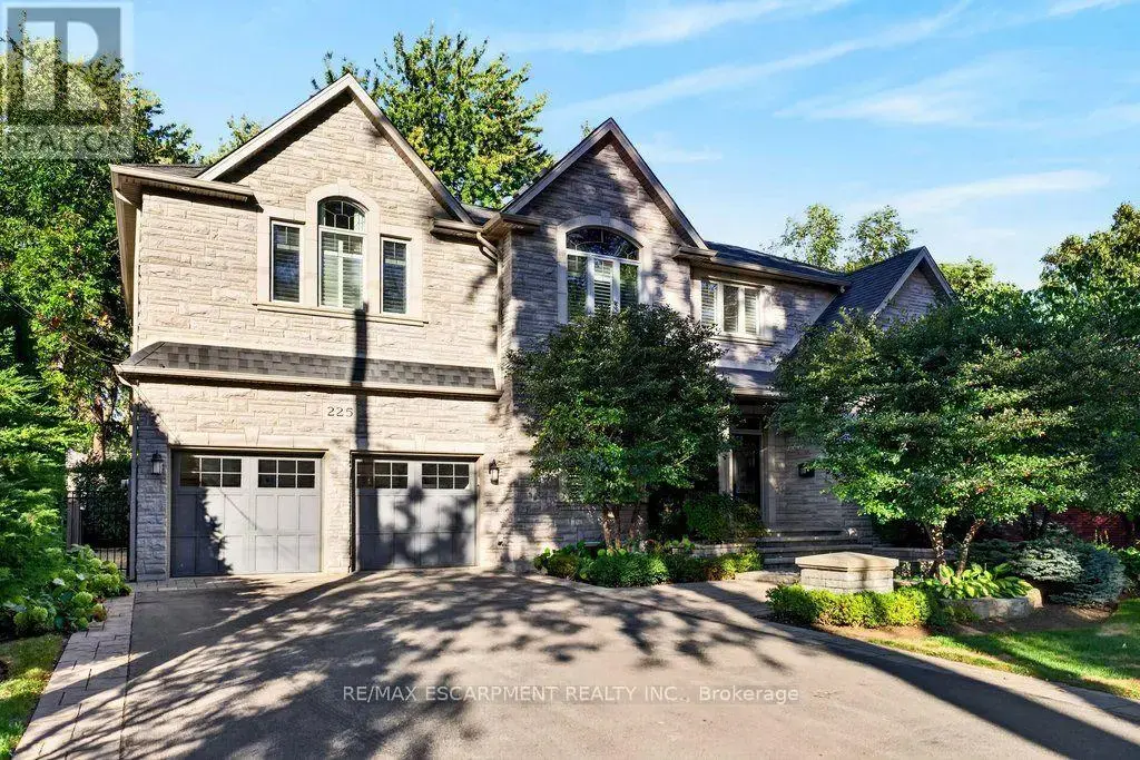 225 Lakeside Avenue, Burlington (Roseland)