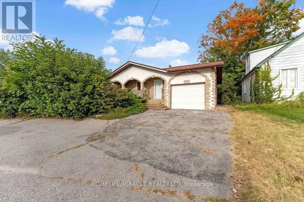 2033 Simcoe Street N, Oshawa (Samac)
