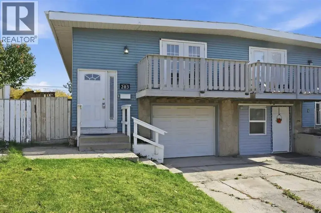 203 Penbrooke Close Se, Calgary