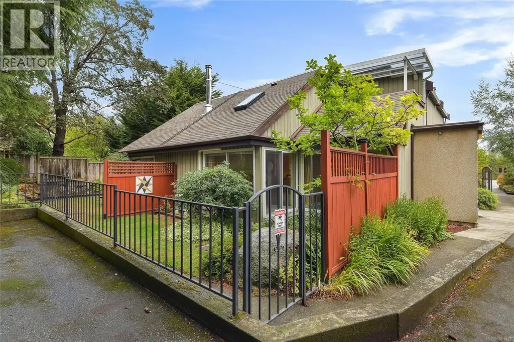 2310 Fernwood Rd, Victoria
