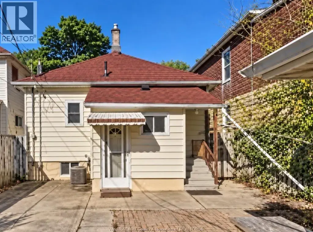 1352 Lincoln, Windsor