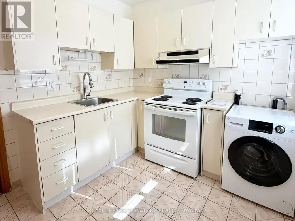 2nd Flr - 455 B Danforth Avenue, Toronto (North Riverdale)