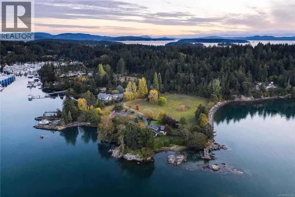 10814 Beach Rd, North Saanich
