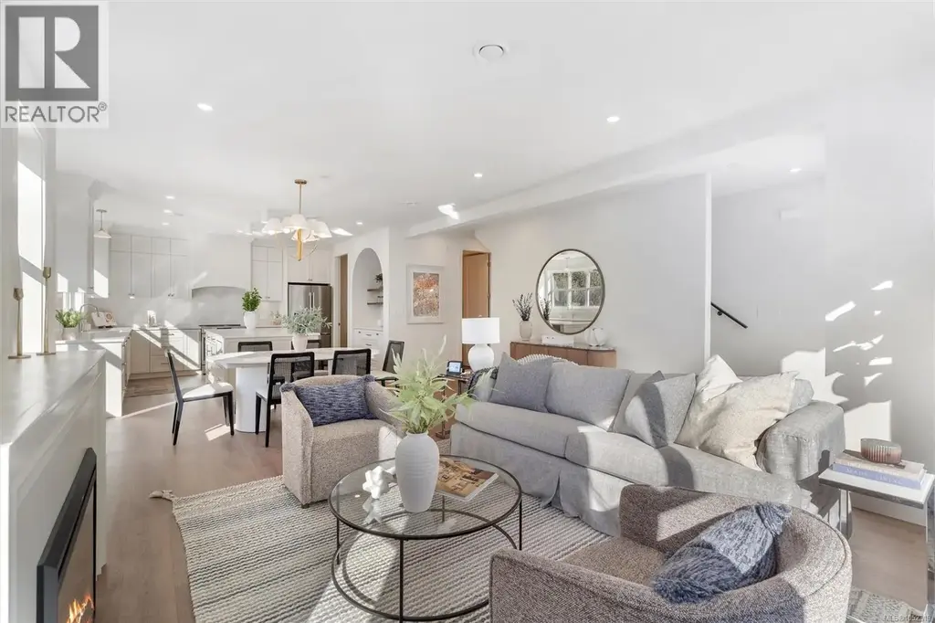 2 768 Lindsay St, Saanich