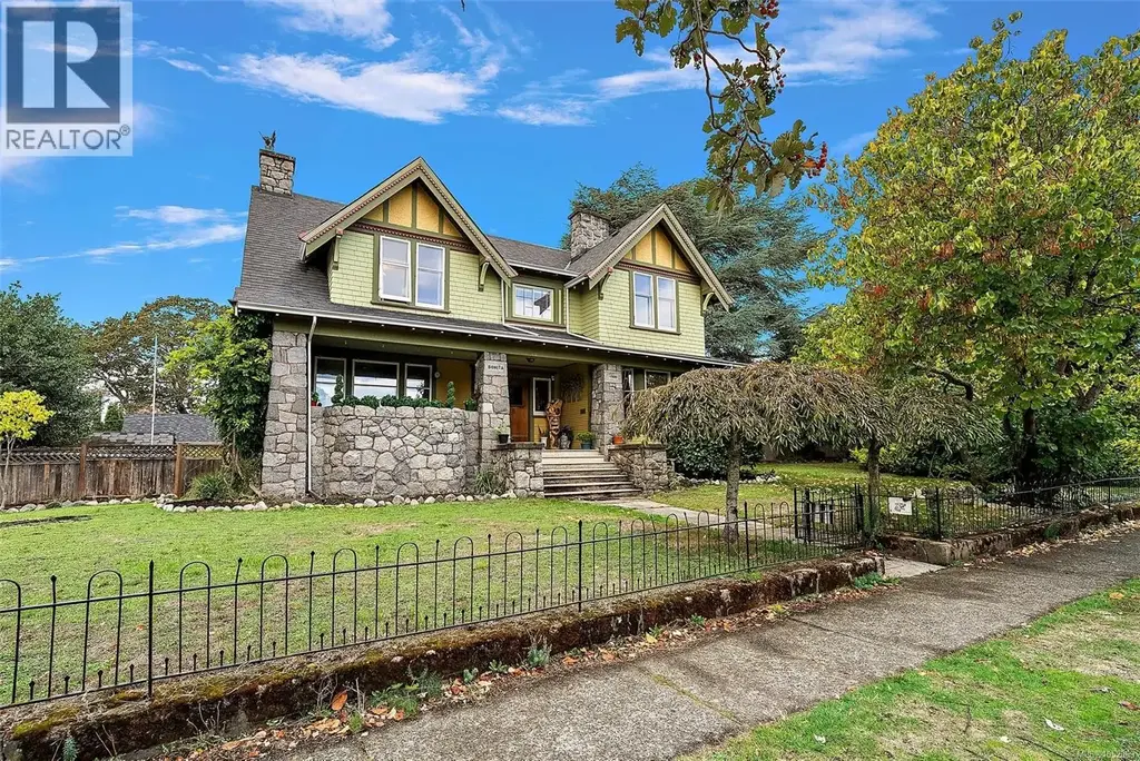 1900 Belmont Ave, Victoria