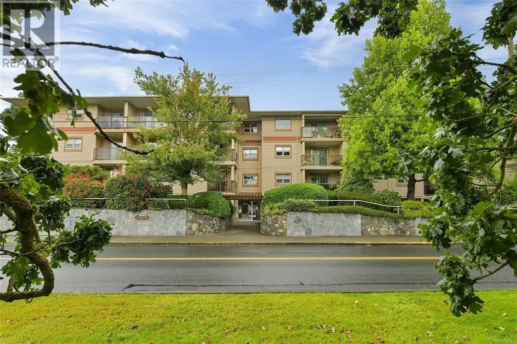 301 1694 Cedar Hill Cross Rd, Saanich