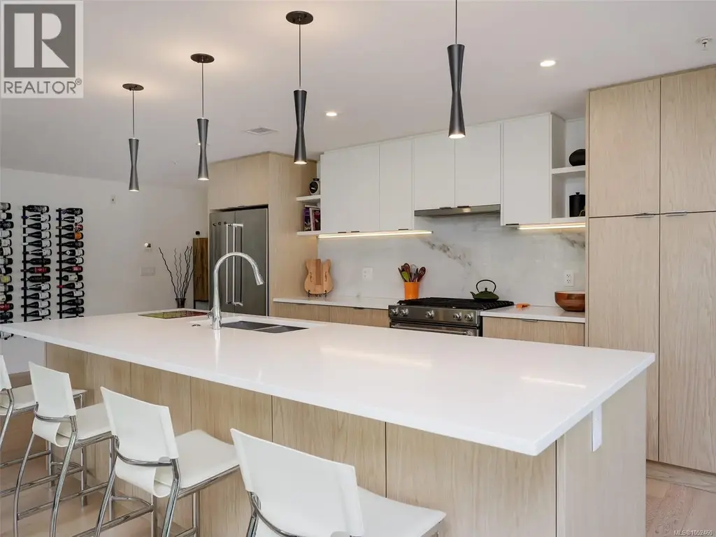 M102 5118 Cordova Bay Rd, Saanich