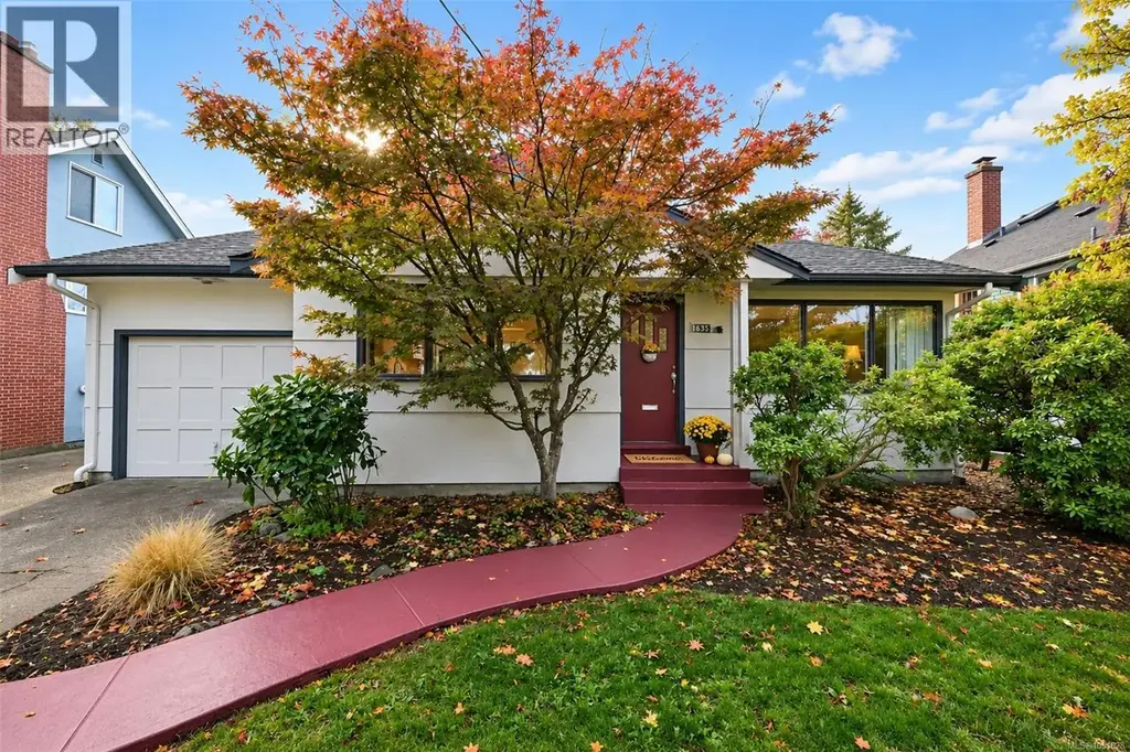 1635 Fairfield Rd, Victoria