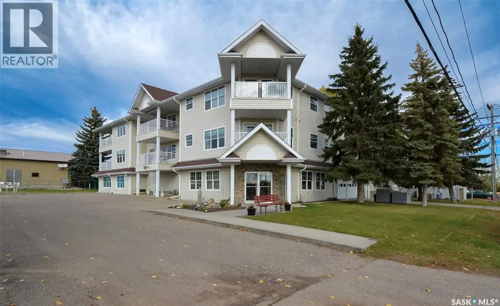 206 100 5th Avenue, Regina Beach