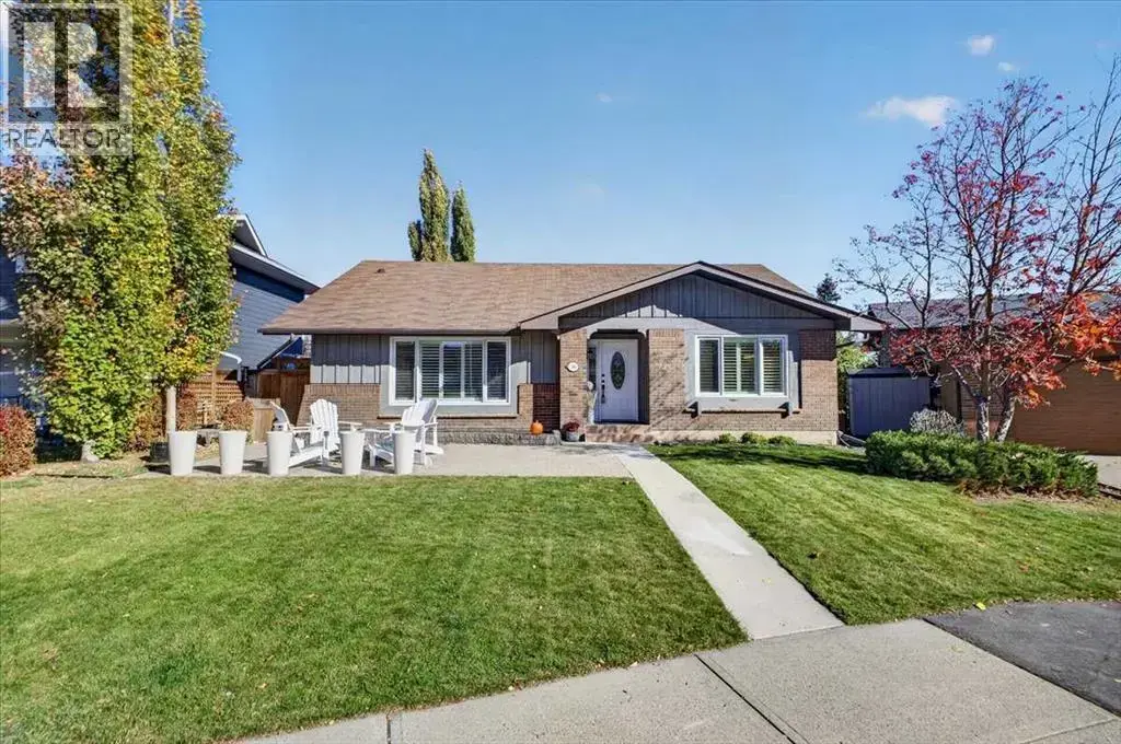 36 Lake Lucerne Close Se, Calgary