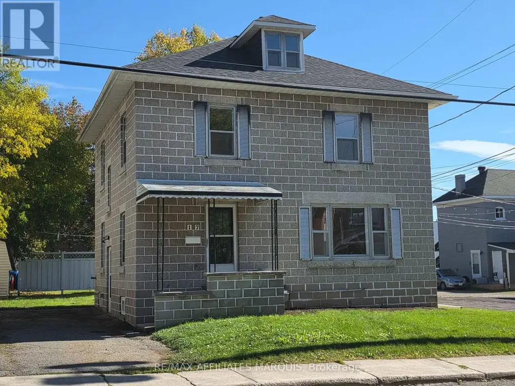 17 Maple Avenue N, Smiths Falls
