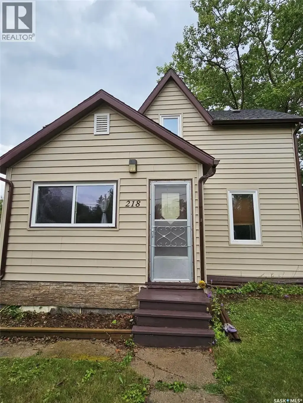 218 7th Street W, Carlyle