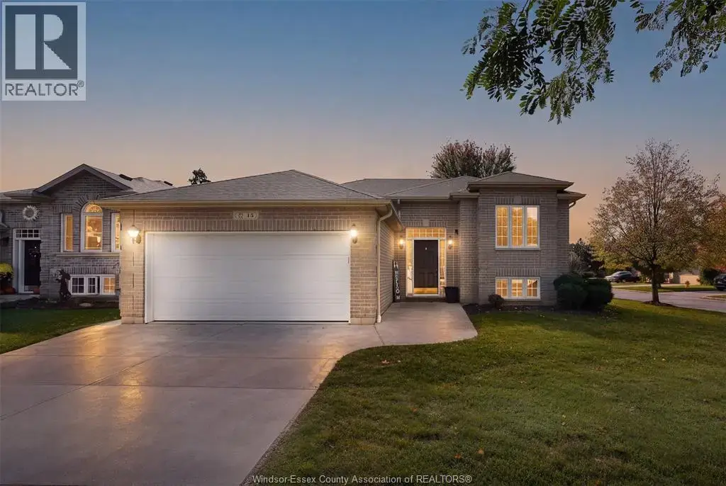 15 Oak Park Crescent, Kingsville