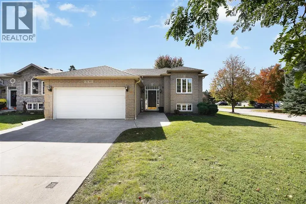 $665000 | for Sale at 15 Oak Park Crescent | Kingsville