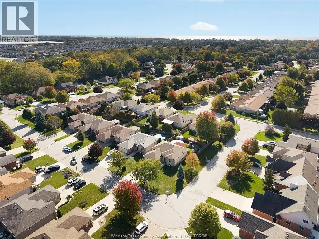 $665000 | for Sale at 15 Oak Park Crescent | Kingsville