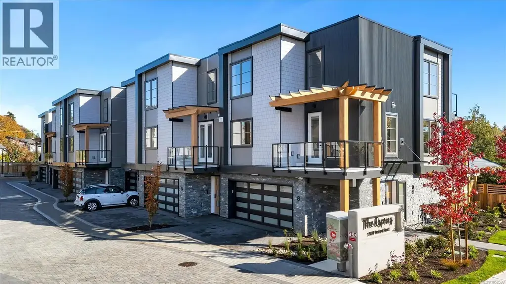 11 2590 Penrhyn St, Saanich