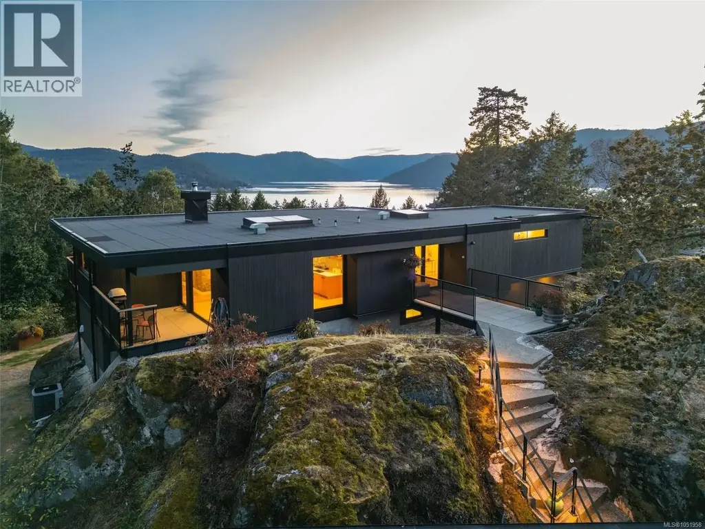 8074 Mcphail Rd, Central Saanich