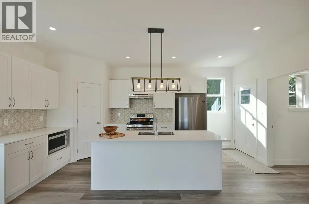 5825 Trail Avenue, Sechelt