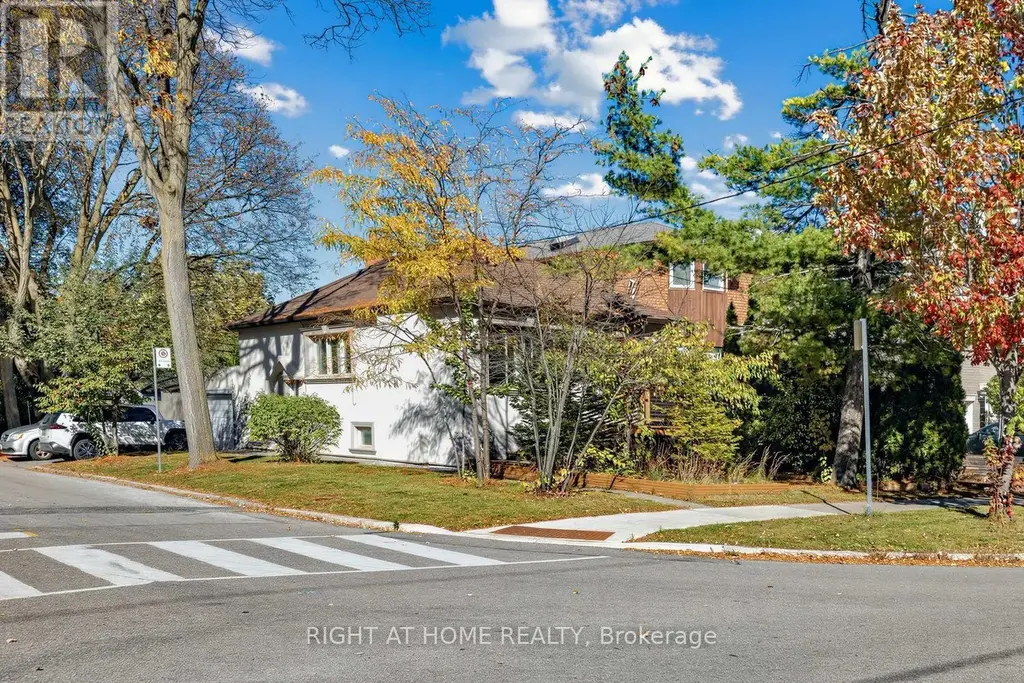 44 Connaught Avenue, Toronto (Newtonbrook West)