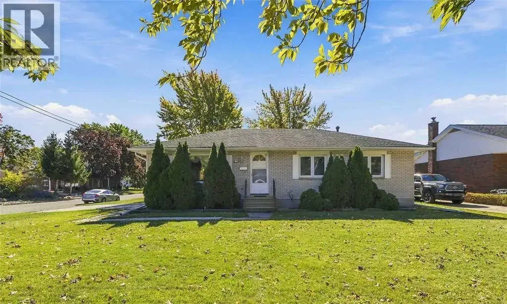 913 Wedgewood Avenue, Sarnia