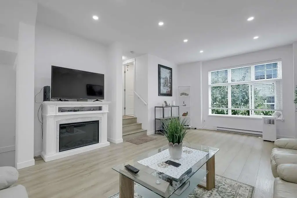 8 10433 158 Street, Surrey