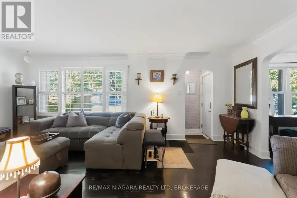 4 Walker Avenue, St. Catharines (Vine/Linwell)