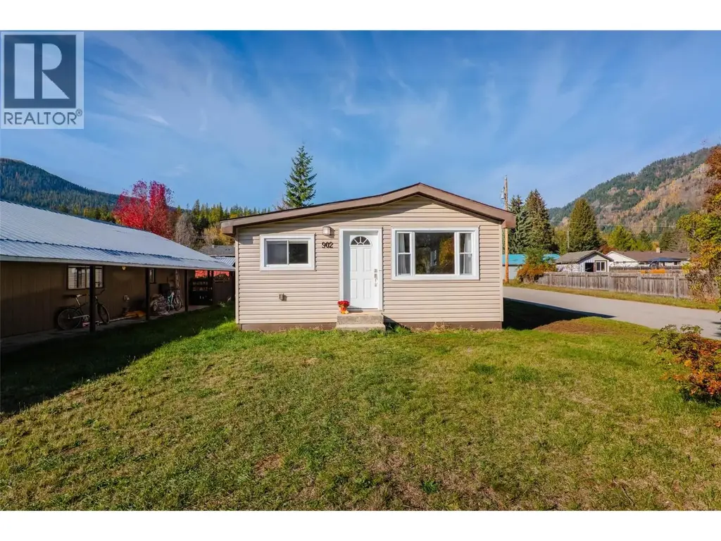 902 Cottonwood Avenue, Salmo
