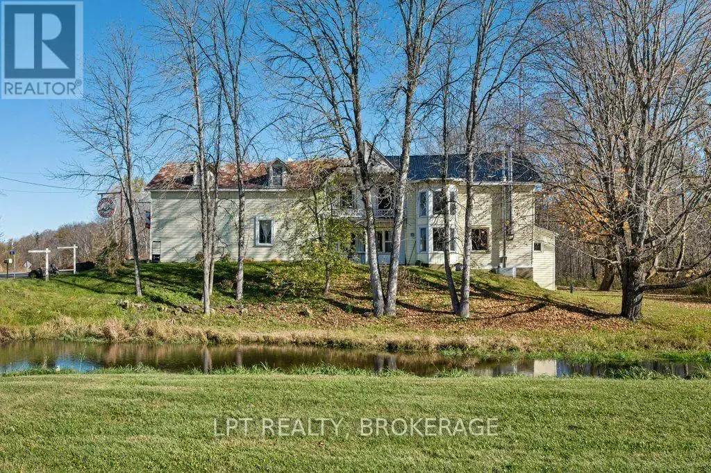 16 Westport Road, Frontenac (Frontenac Centre)