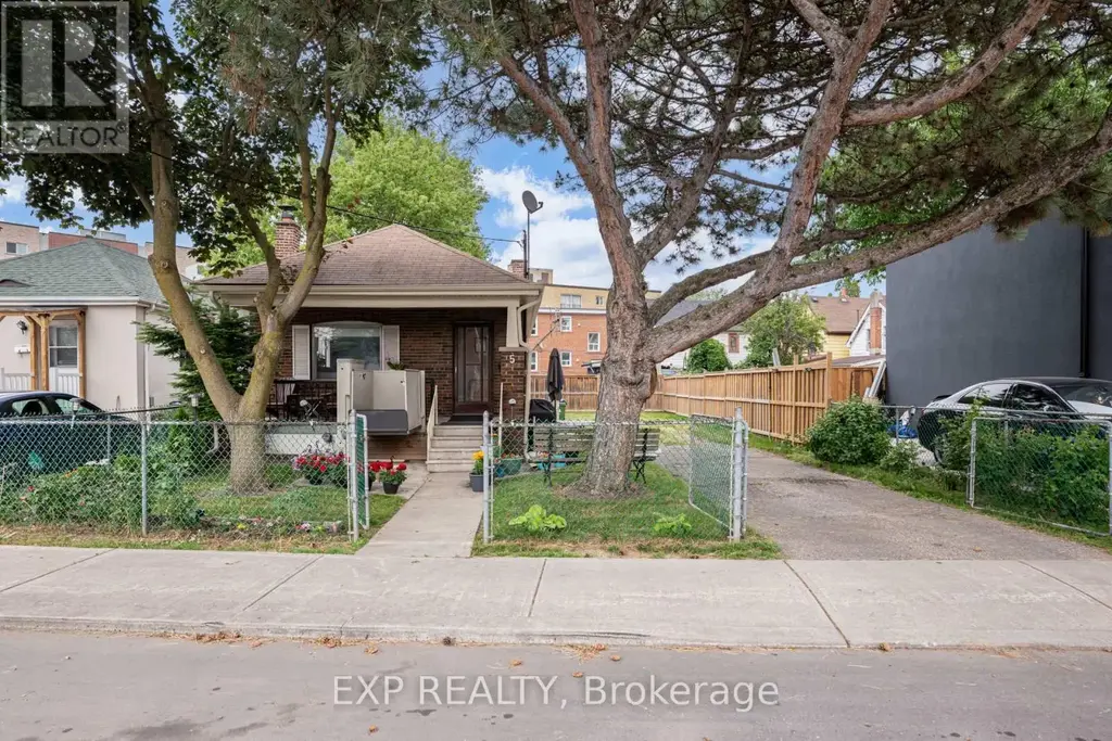 5 Laxis Avenue, Toronto (Mount Dennis)