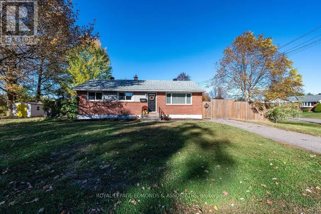 525 Irving Street, Pembroke