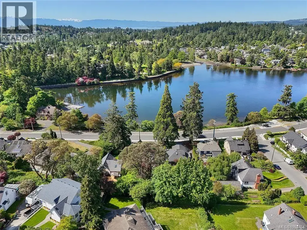 368 Gorge Rd W, Saanich