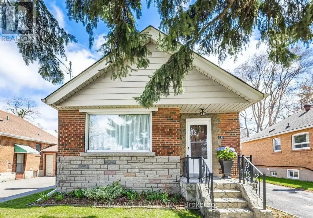 733 Pharmacy Avenue, Toronto (Clairlea-Birchmount)